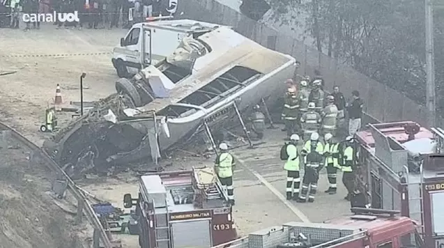 Ônibus com torcedores do Corinthians capota e 7 morrem em MG